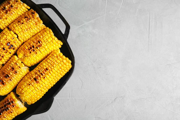 Fresh Grilled Tasty Corn Cobs Pan Space Text Light Background — Stock Photo, Image