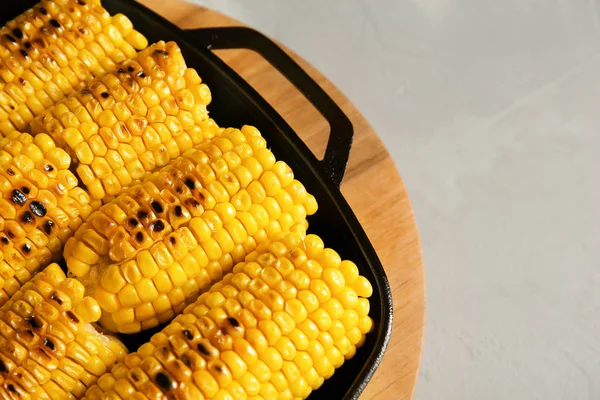 Frisch Gegrillte Leckere Maiskolben Der Pfanne Und Platz Für Text — Stockfoto