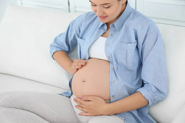 Zwangere Vrouw Houden Lichaam Crème Witte Achtergrond — Stockfoto