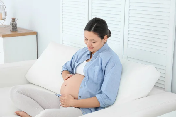 Zwangere Vrouw Houden Lichaam Crème Witte Achtergrond — Stockfoto