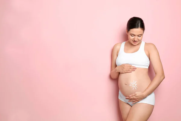 Sol Pintado Com Creme Corporal Barriga Mulher Grávida Contra Fundo — Fotografia de Stock