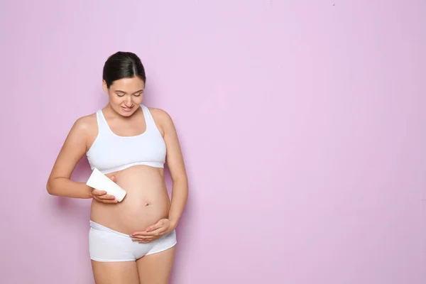 Mulher Grávida Segurando Creme Corporal Fundo Cor Com Espaço Para — Fotografia de Stock