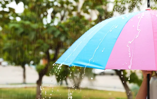 Persona Con Paraguas Brillante Bajo Lluvia Calle Primer Plano — Foto de Stock