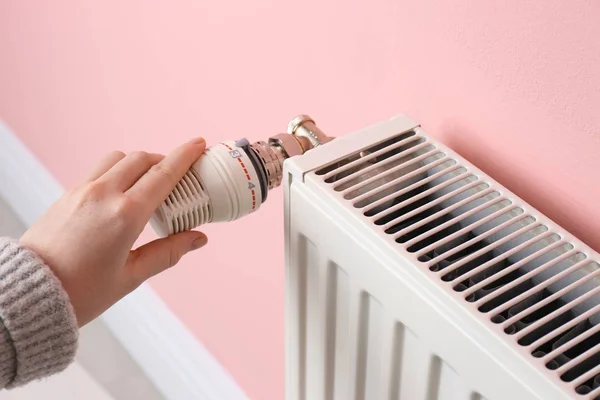 Mujer Ajustando Radiador Calefacción Cerca Pared Color — Foto de Stock