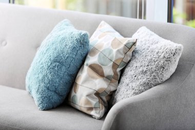 Divan odasında farklı yumuşak yastık. İç öğesi