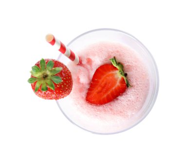 Beyaz arka planda, üstten görünüm lezzetli milkshake bardak