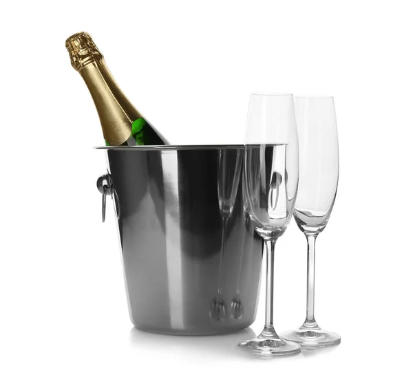 Láhev Šampaňského Kbelíku Brýle Bílém Pozadí — Stock fotografie