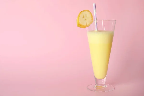 Glas Lekkere Milkshake Ruimte Voor Tekst Een Achtergrond Met Kleur — Stockfoto