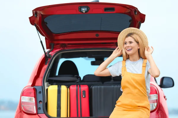 Щаслива Жінка Біля Багажника Автомобіля Валізами Відкритому Повітрі — стокове фото