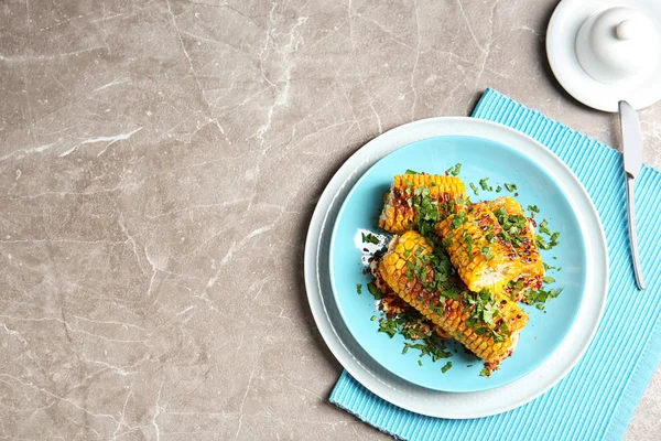 Plaat Met Heerlijke Gegrilde Maïskolven Peterselie Tafel Bovenaanzicht Ruimte Voor — Stockfoto