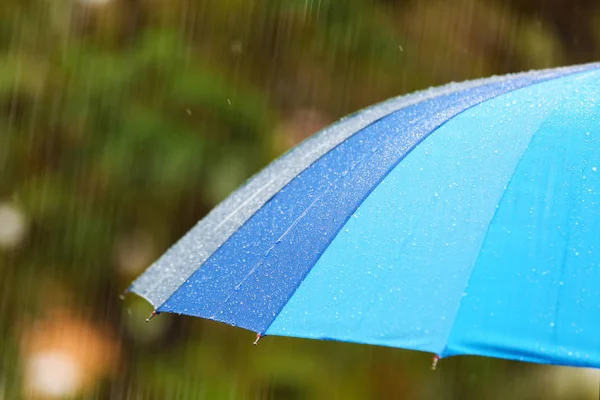 Guarda Chuva Brilhante Sob Chuva Rua Close — Fotografia de Stock