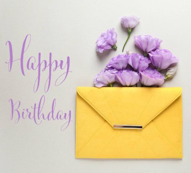 Eustoma çiçek ve gri arka plan üzerinde Happy Birthday tebrik düz yatıyordu kompozisyon