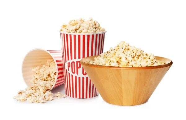 Pappbecher Und Schüssel Mit Leckerem Popcorn Auf Weißem Hintergrund — Stockfoto