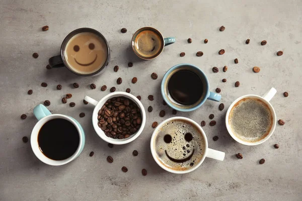 Kopjes Heerlijke Warme Koffie Met Een Glimlach Grijze Achtergrond Plat — Stockfoto