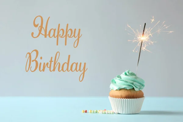 Heerlijke Cupcake Met Branden Sparkler Gelukkige Verjaardag Groeten Kleur Achtergrond — Stockfoto