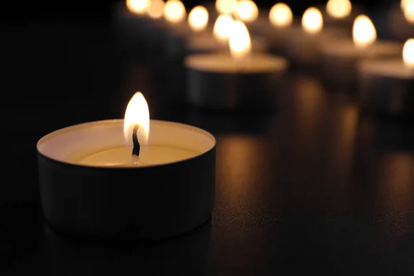 Brennende Kerze Auf Dem Tisch Der Dunkelheit Nahaufnahme Mit Platz — Stockfoto