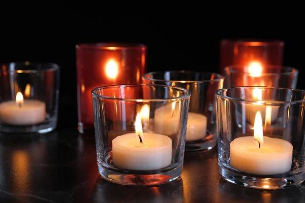 Hořící Svíčky Stole Temnotě Pohřeb Symbol — Stock fotografie