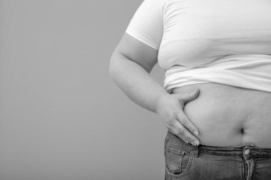 Kilolu kadın ve gri arka plan, siyah beyaz etkisi üzerinde metin için yer