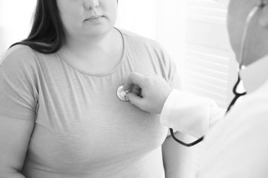 Doktor hastanın kalbi steteskop Kliniği, siyah beyaz etkisi ile kilolu dinleme