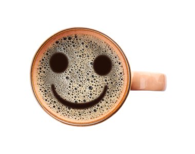 Köpük ve beyaz arka plan, üstten görünüm gülümseme ile lezzetli sıcak kahve fincan. Mutlu sabah, iyi bir ruh hali, ilham