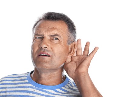 Beyaz arka planda işitme sorunu olan olgun bir adam