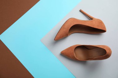 Bir çift güzel ayakkabılar ve renk arka plan, üstten görünüm üzerinde metin için yer