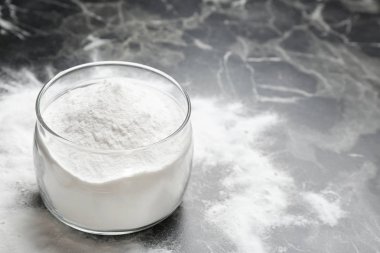 Kavanoz ve gri arka plan üzerinde kabartma tozu. Metin için yer