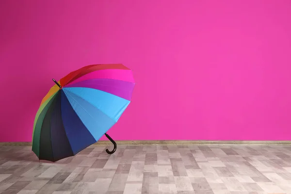 Beau Parapluie Ouvert Sur Sol Près Mur Couleur Avec Espace — Photo