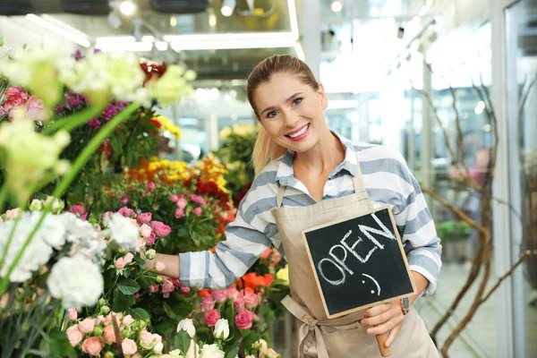 Floristería Femenina Sosteniendo Cartel Open Tienda Flores — Foto de Stock