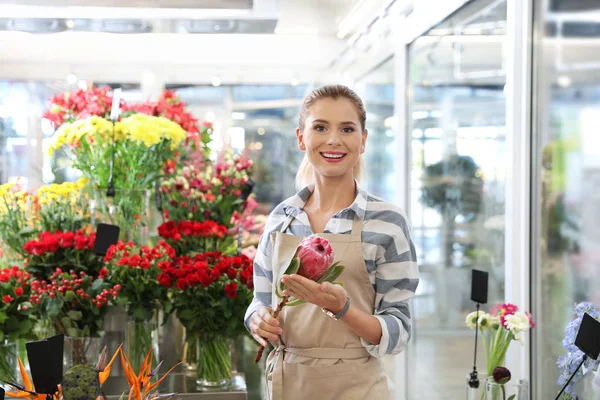 Floristería Femenina Haciendo Hermosa Composición Floristería — Foto de Stock