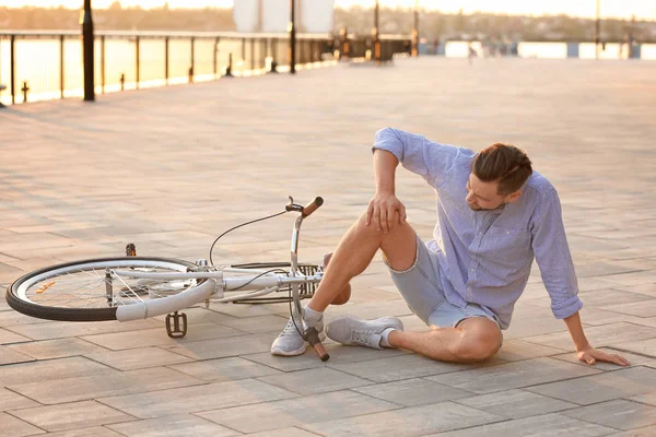 Людина Впала Свого Велосипеда Вулиці — стокове фото