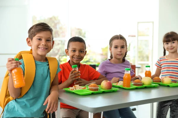 Enfants Assis Table Mangeant Des Aliments Sains Pendant Pause Scolaire — Photo