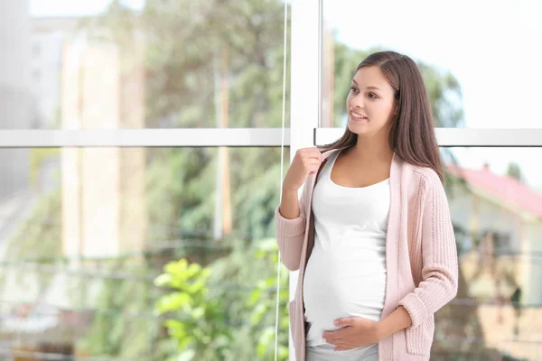 Gelukkig Zwangere Vrouw Stond Buurt Van Venster Thuis — Stockfoto