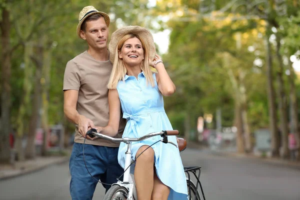 Glückliches Paar Mit Fahrrad Sonnigem Tag Freien — Stockfoto