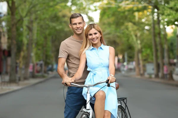 Щаслива Пара Велосипедом Відкритому Повітрі Сонячний День — стокове фото