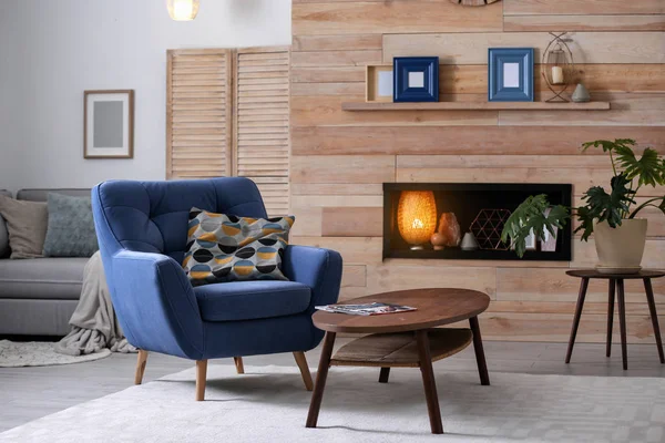 舒适的家具公寓与利基在木墙和扶手椅 室内设计 — 图库照片