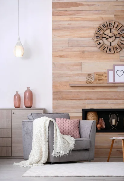 舒适的家具公寓与利基在木墙和扶手椅 室内设计 — 图库照片
