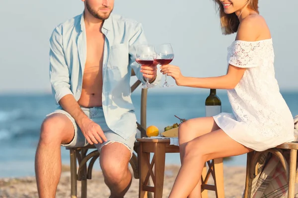 Jovem Casal Com Copos Vinho Tendo Jantar Romântico Praia — Fotografia de Stock