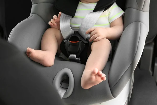 Kleines Baby Kindersitz Auto Nahaufnahme Den Beinen — Stockfoto