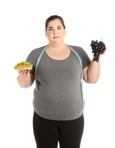 Übergewichtige Frau Mit Hamburger Trauben Und Maßband Auf Weißem Hintergrund — Stockfoto