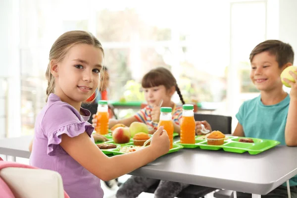 Crianças Sentadas Mesa Comendo Alimentos Saudáveis Durante Intervalo Escola — Fotografia de Stock