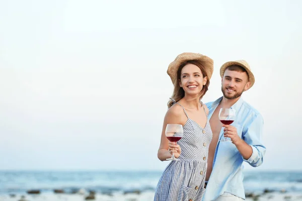 Jovem Casal Com Copos Vinho Praia — Fotografia de Stock