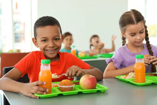 Crianças Sentadas Mesa Comendo Alimentos Saudáveis Durante Intervalo Escola — Fotografia de Stock