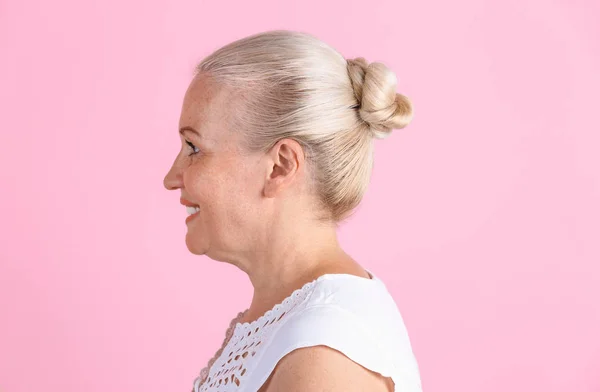 Mujer Madura Sobre Fondo Color Problema Audición —  Fotos de Stock