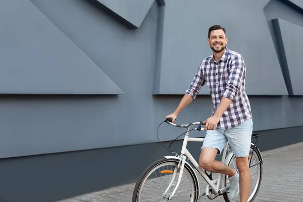 Чоловік Велосипедом Вулиці Біля Сірої Стіни — стокове фото