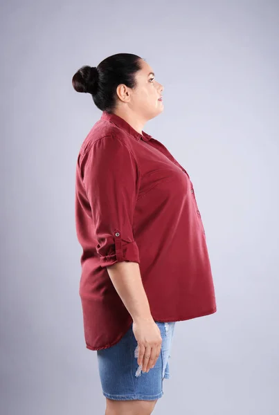 Mujer Gorda Sobre Fondo Gris Pérdida Peso — Foto de Stock