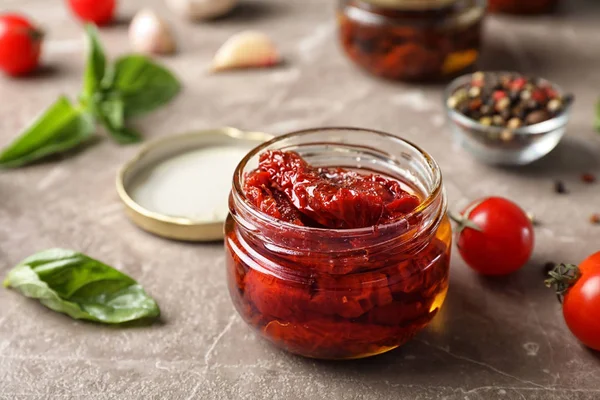 Pomodori Secchi Vaso Vetro Sul Tavolo Spuntino Sano — Foto Stock