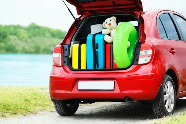 Valises Jouets Chapeau Dans Coffre Voiture Bord Rivière — Photo