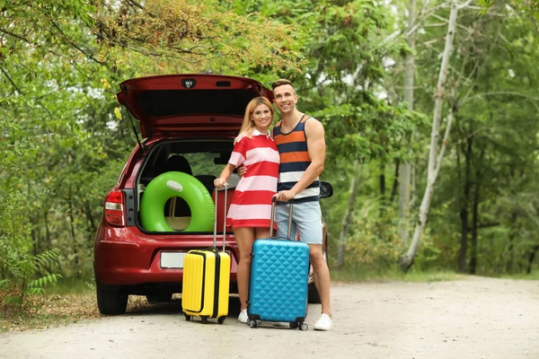 Pareja Feliz Cerca Del Maletero Con Maletas Aire Libre Espacio — Foto de Stock