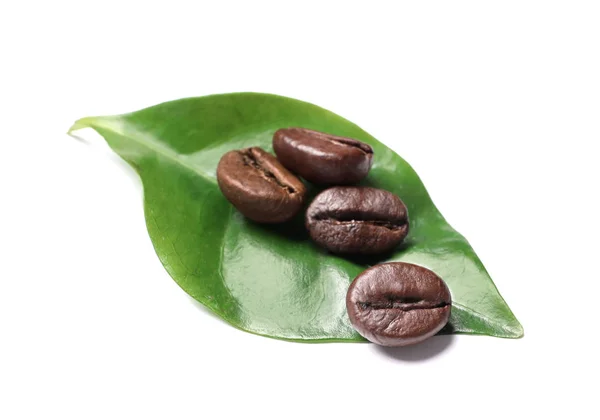 Жареный Кофе Зернах Зеленый Лист Белом Фоне — стоковое фото